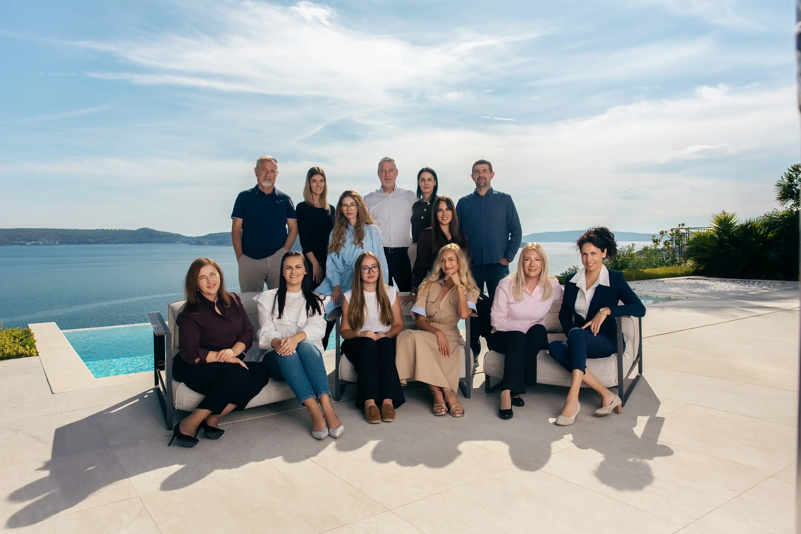 VIP Holiday Booker tim okupljen na terasi s pogledom na obalu